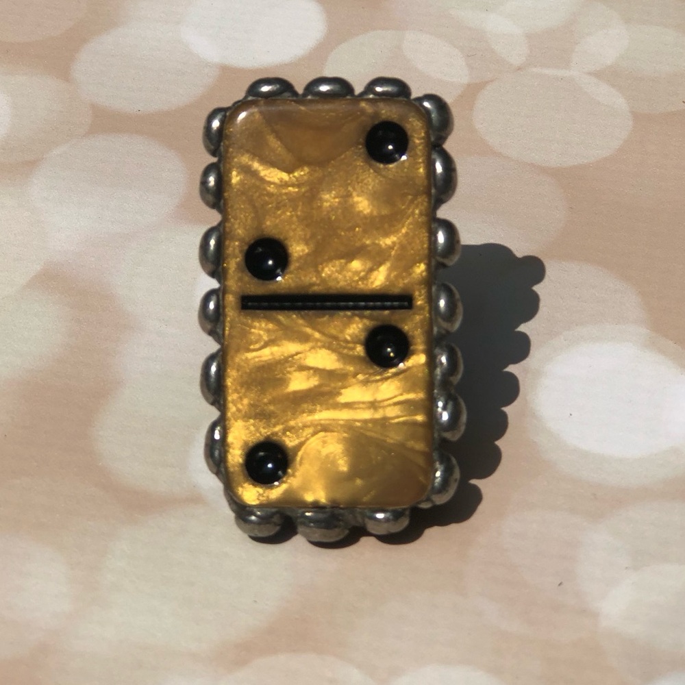 Domino Ring
